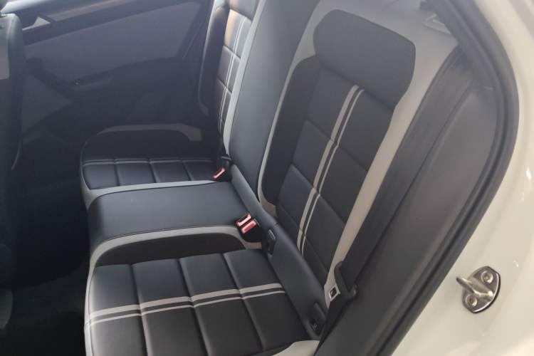 Used Volkswagen T-ROC 2025 Facelifted 300TSI DSG Two-Wheel-Drive Chen Guang Edition
