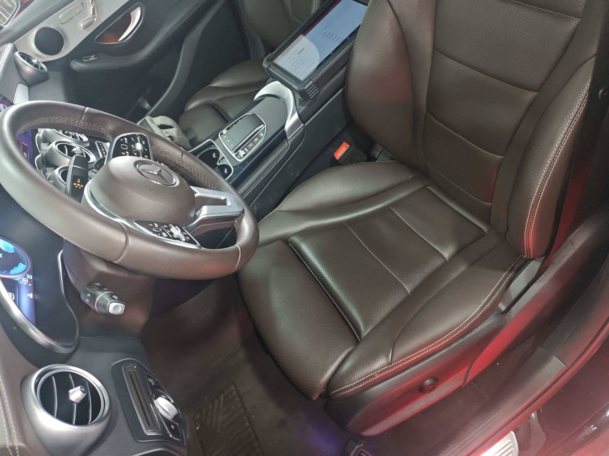 Переднее сиденье в автомобиле