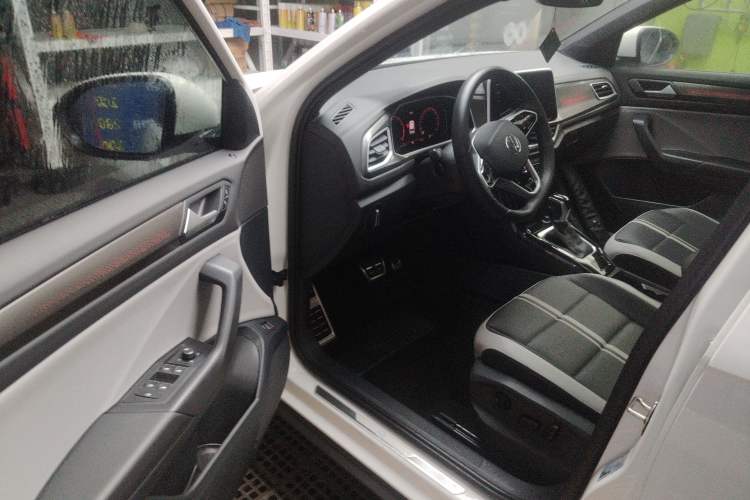 Used Volkswagen T-ROC 2023 300TSI DSG Two-Wheel-Drive Chen Guang Edition Driver Seat