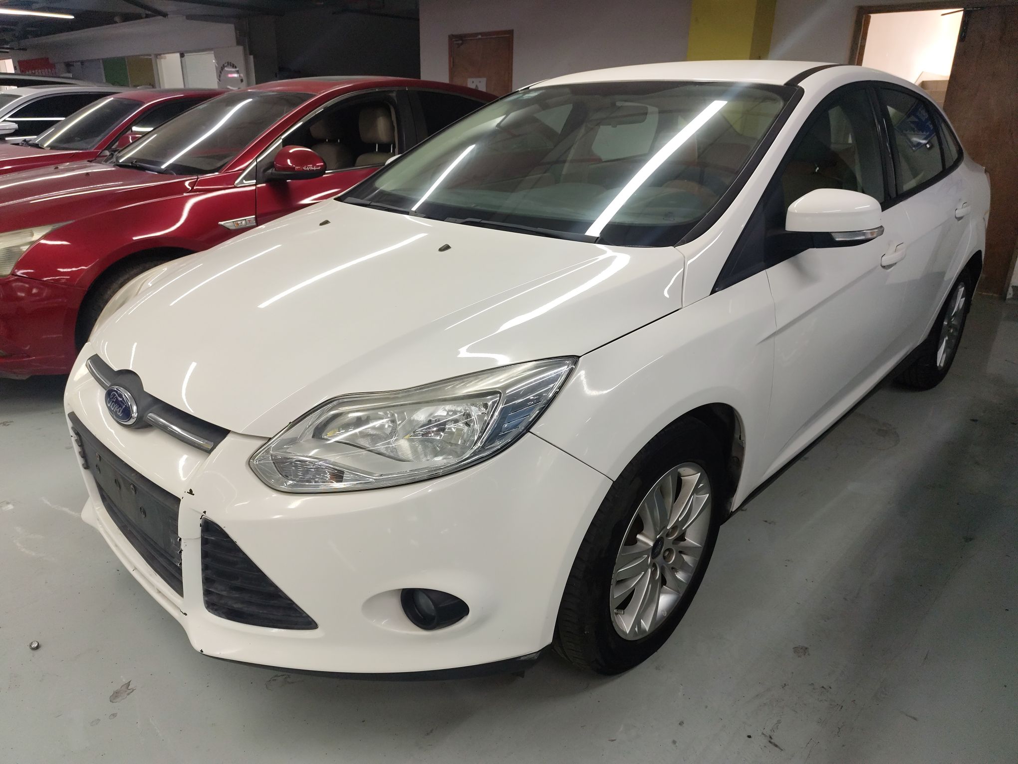 تحت مقدمة السيارة