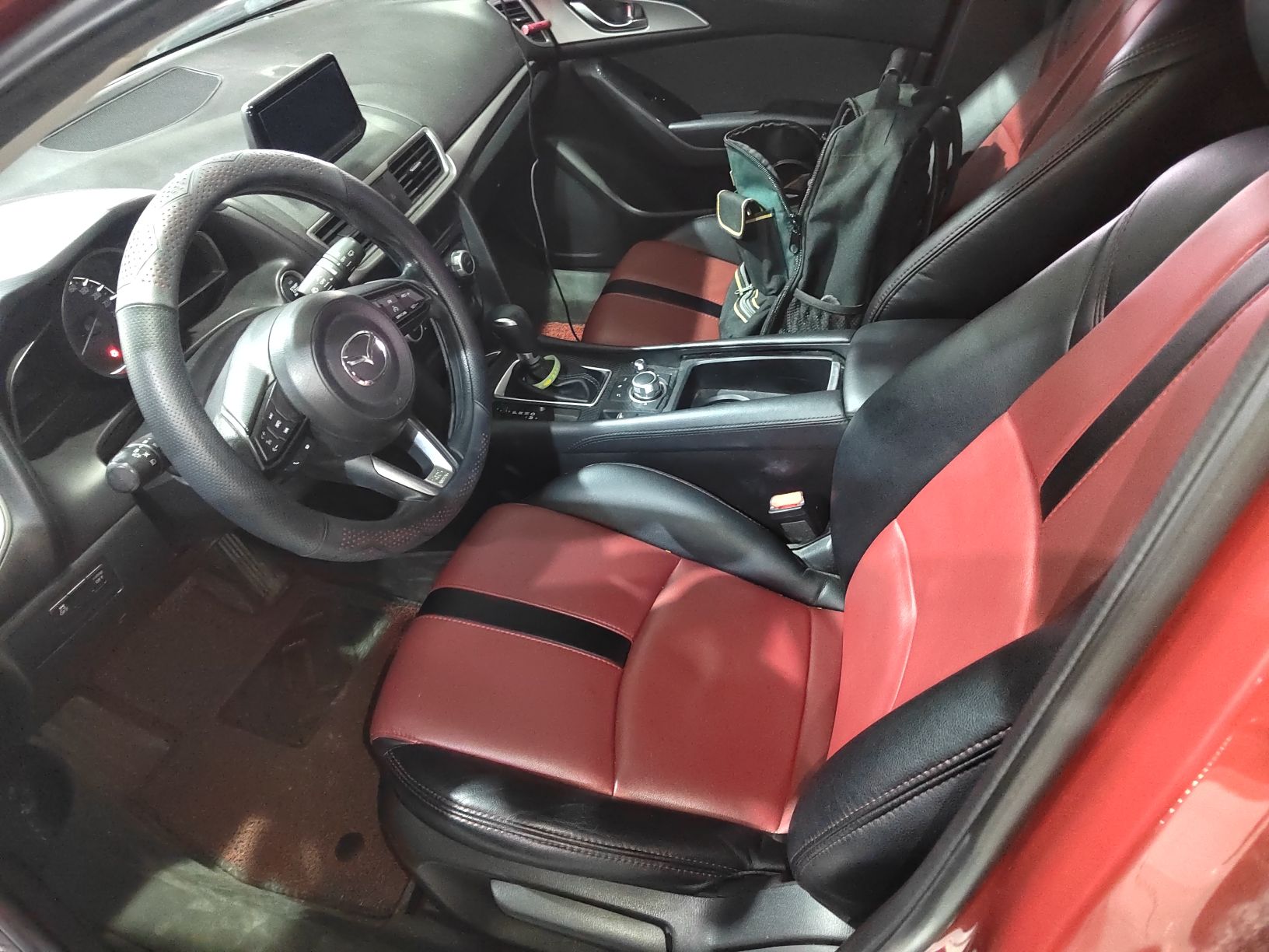 المقاعد الأمامية داخل السيارة