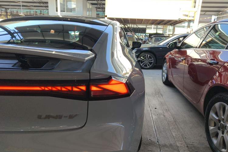 Used Changan UNI-V 2022 1.5T Prestige Version
