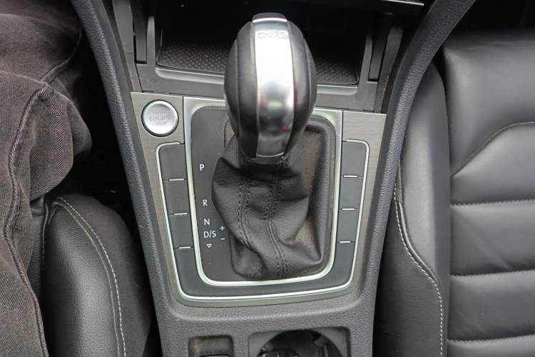 Used Volkswagen Golf 2016 230TSI Automatic Luxury Version Gear Lever