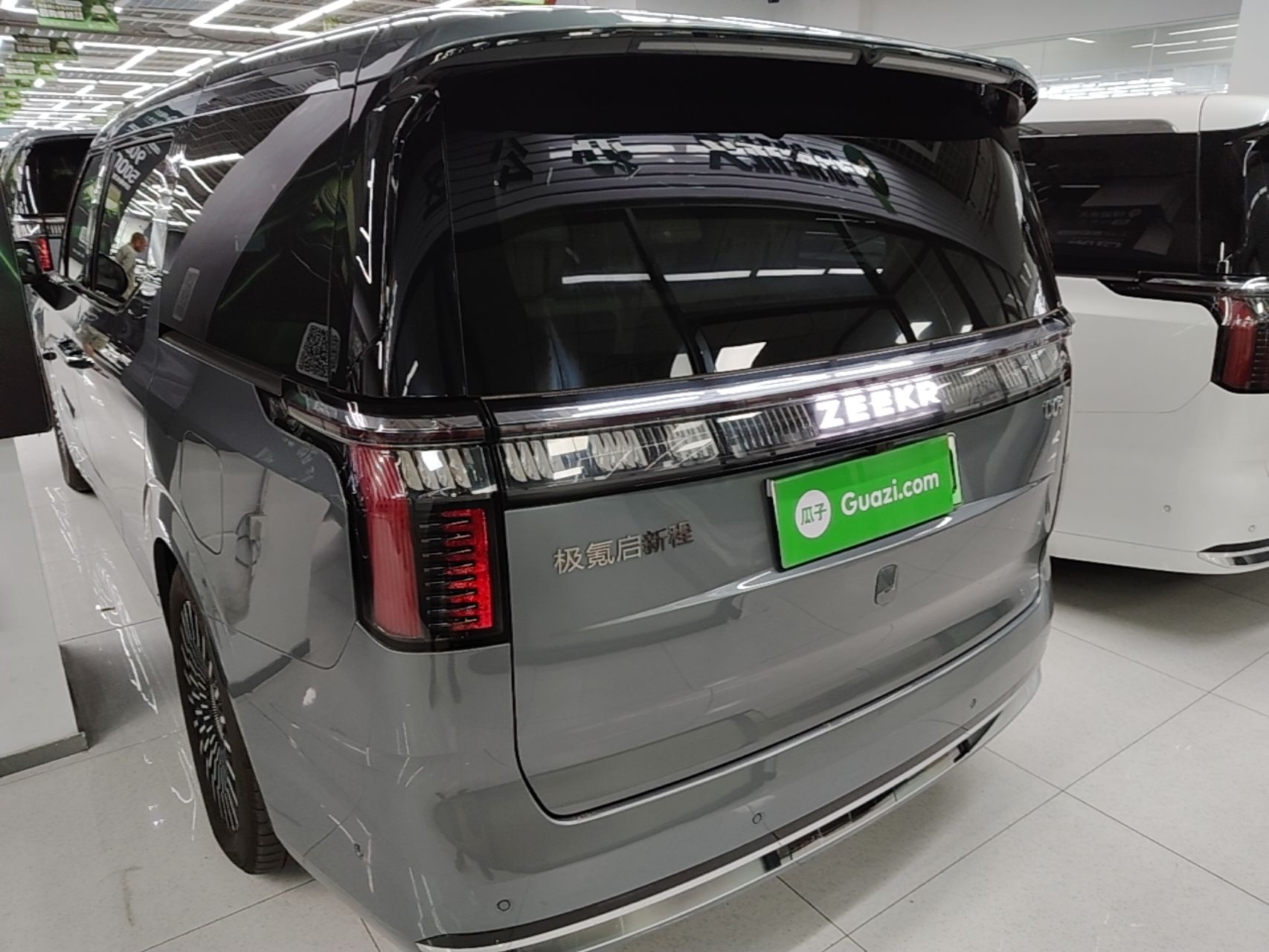Zeekr 009 2024 7-Seater Walk-Through Version Four-Wheel Drive 108 kWh — снимка 4