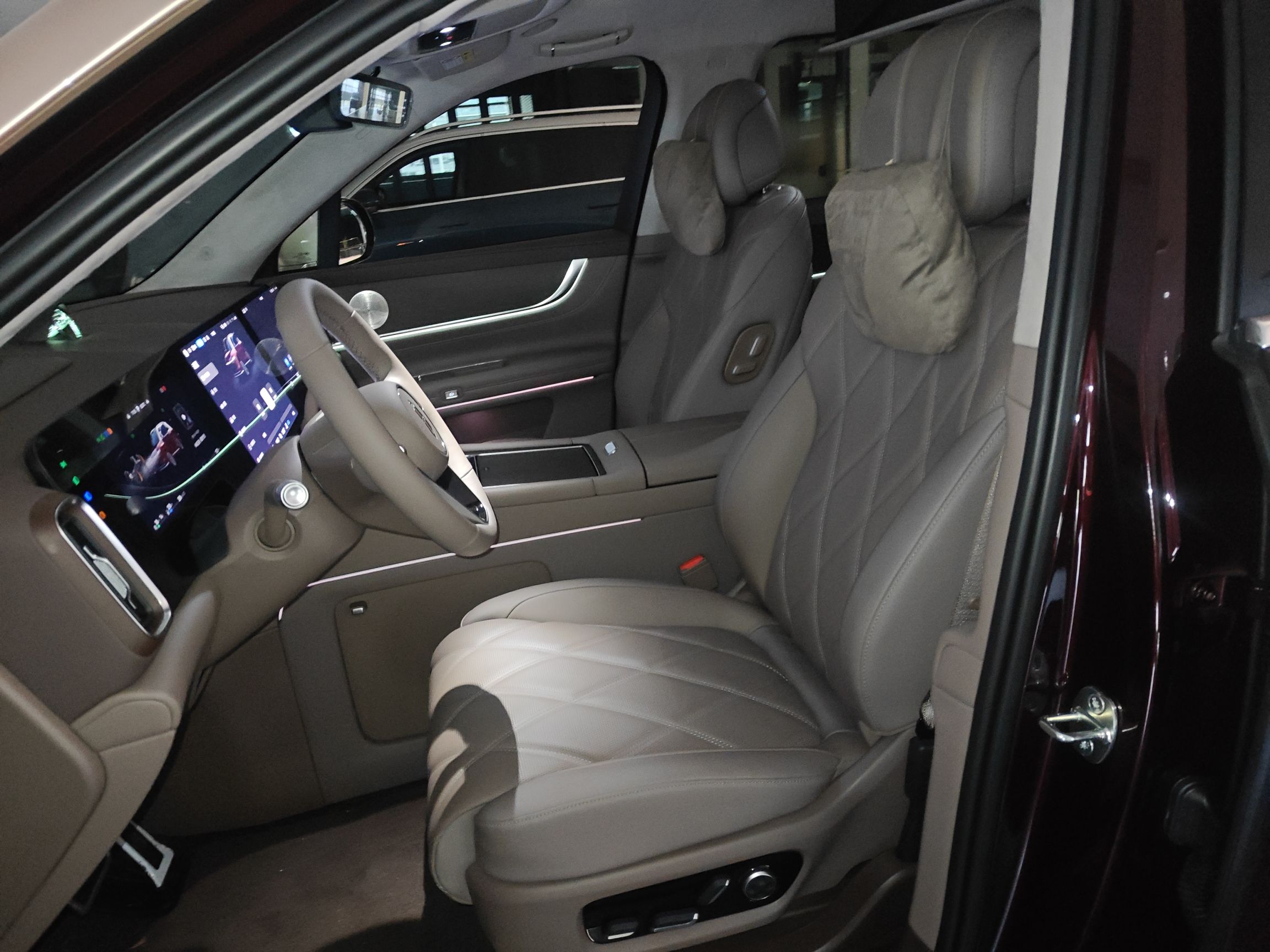 المقاعد الأمامية داخل السيارة