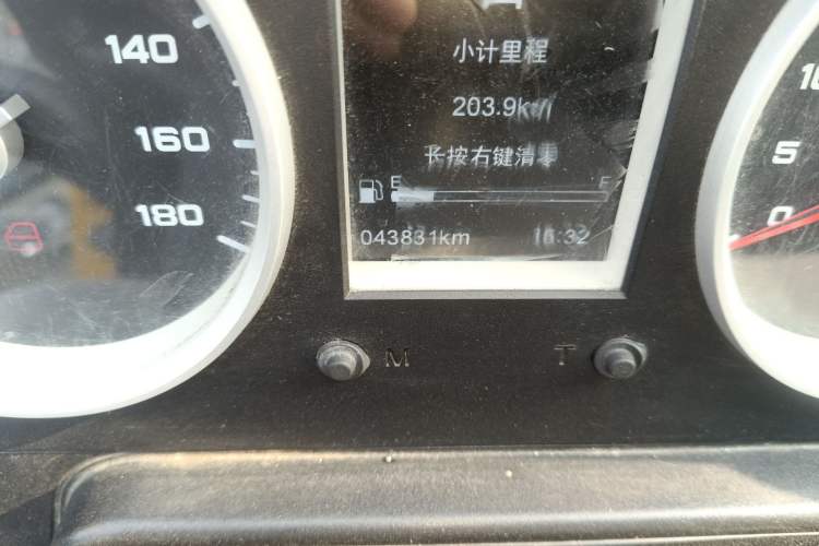 Used Iveco Daily 2021 2.8T V40 VAN厢式 Cargo Van 3-Seater Long Wheelbase Mid-Roof Design Dual Tires Manual Door