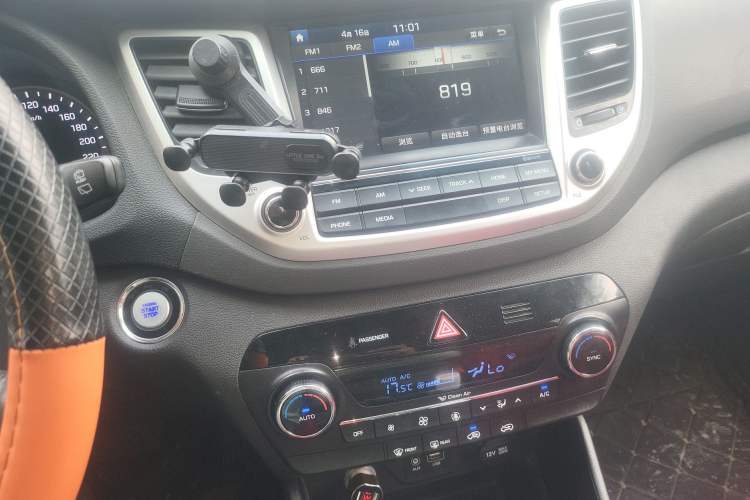 Used Hyundai Tucson 2015 1.6T Dual-Clutch Two-Wheel-Drive Smart Model Audio And AC Panel