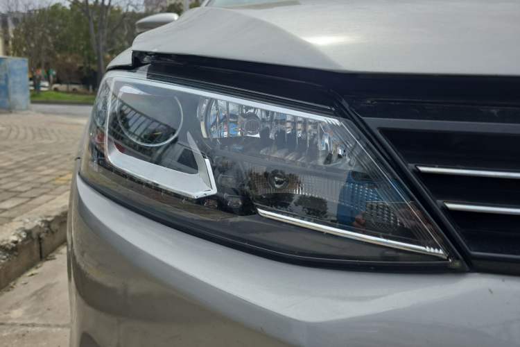 Used Volkswagen Sagitar 2014 Revised Version 1.6L Manual Comfort Edition Right Front Headlight