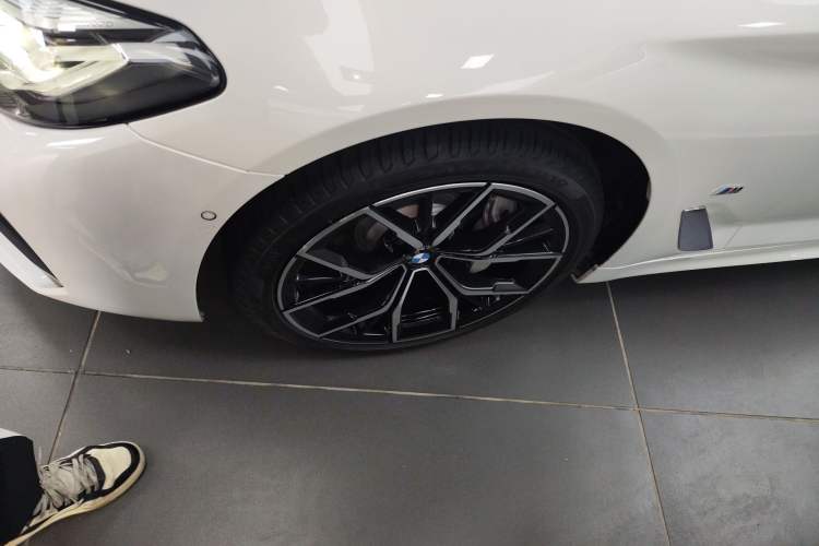 Used BMW 5 Series 2021 Restyled 530Li Luxury Edition M Sport Package Left Front Wheel Hub