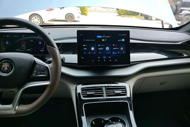 Used BYD Qin PLUS 2024 Honor Edition EV 420KM Leading Model Audio And AC Panel