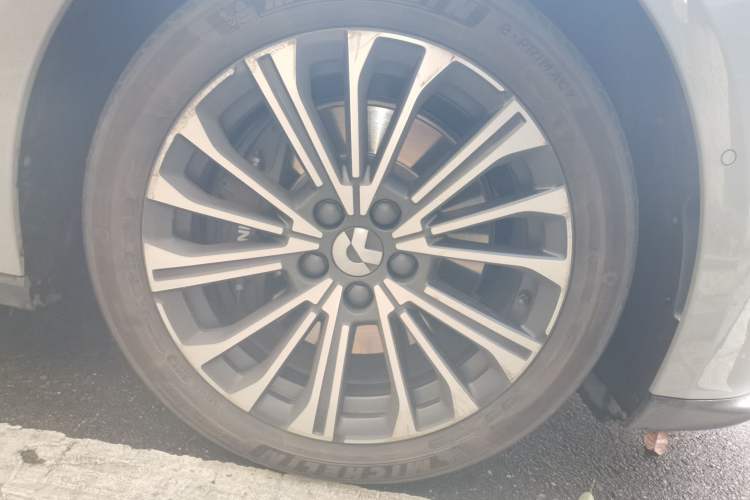 Used Nio ET5 2022 75 kWh Right Front Wheel Hub