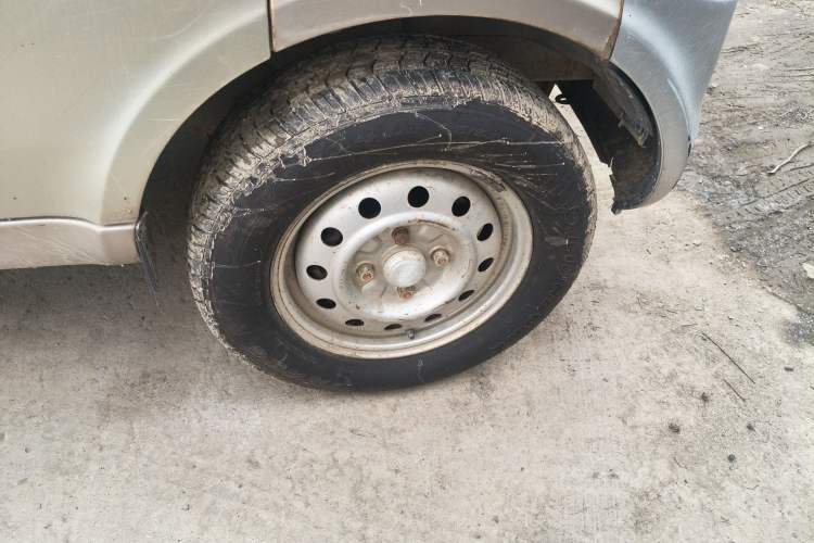 Used Wuling Rongguang 2011 1.5L Base Version Right Front Wheel Hub