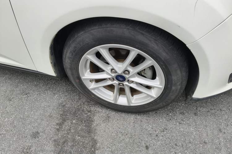 Used Ford Focus 2017 Hatchback EcoBoost 125 Automatic - Ultra-Powerful Style Edition with Smart Drive Features Right Front Wheel Hub