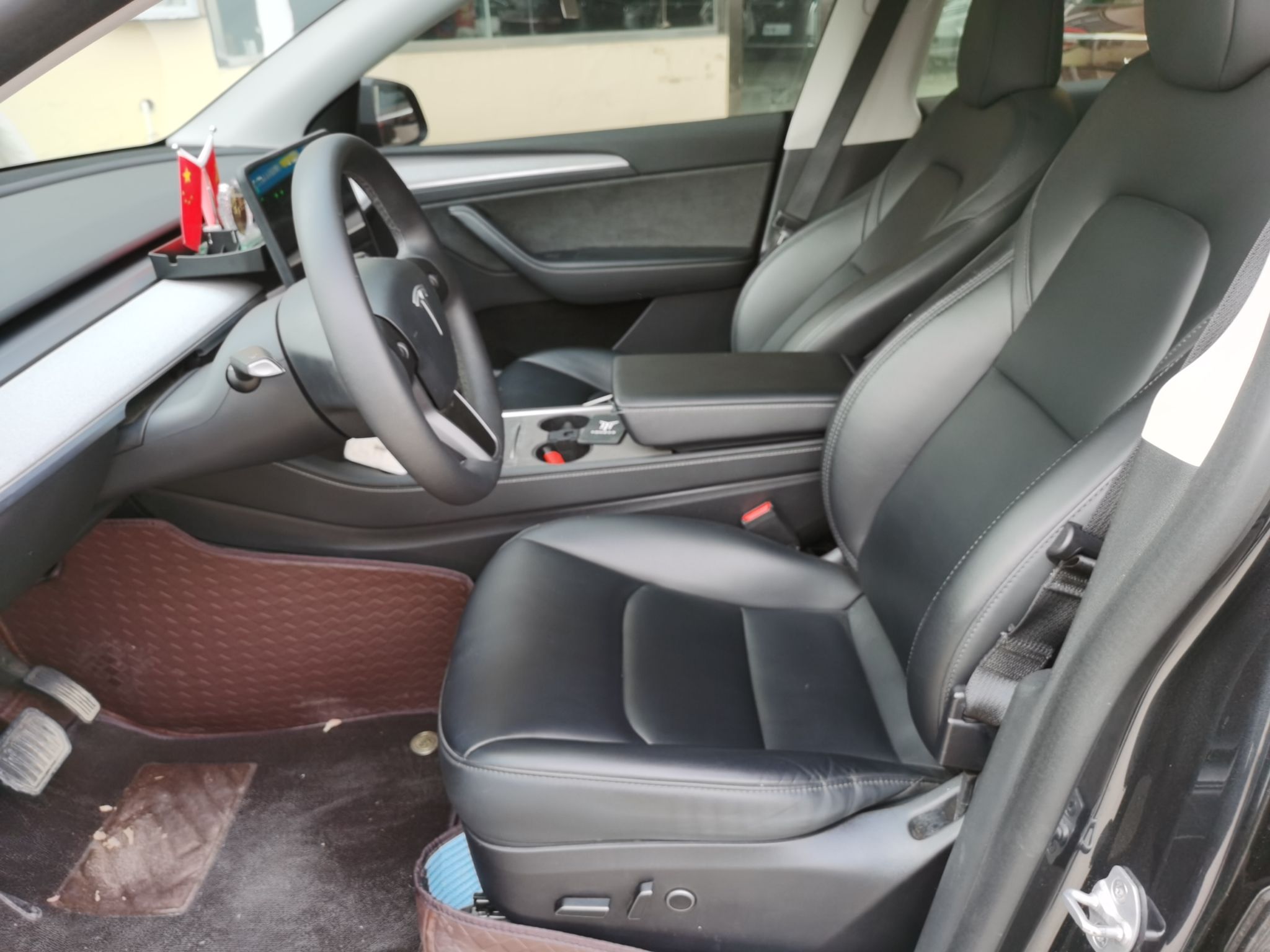 Переднее сиденье в автомобиле