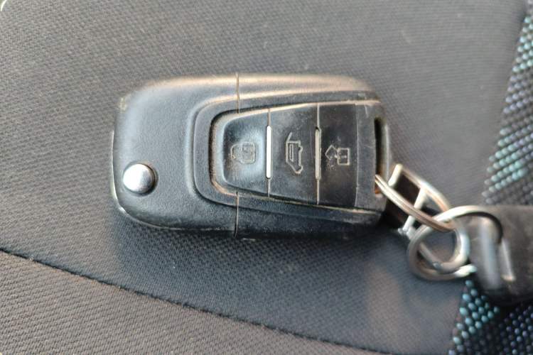 Used SAIC MAXUS Xintu V80 2021 2.0T PLUS Manual All-Around King Long Wheelbase Mid-Roof Variant with 6/7/8/9 Seats
