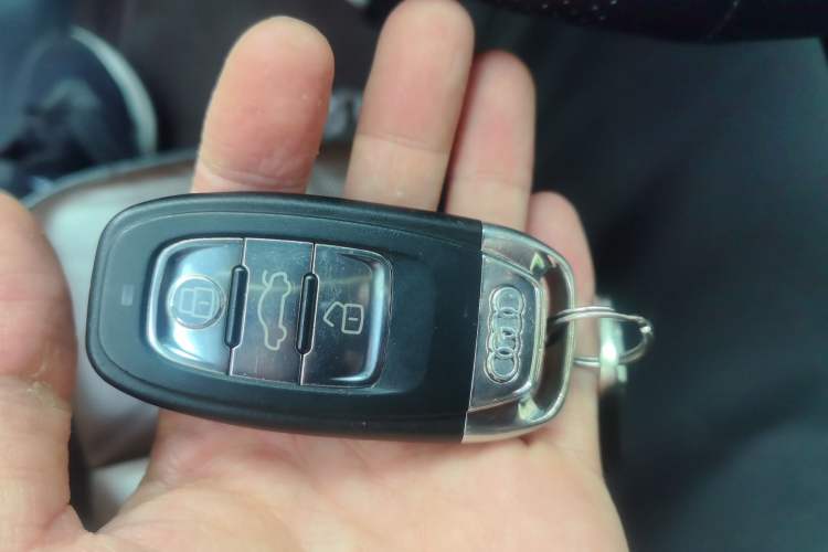 Used Audi Q5 2016 40 TFSI Comfort Model Vehicle Key