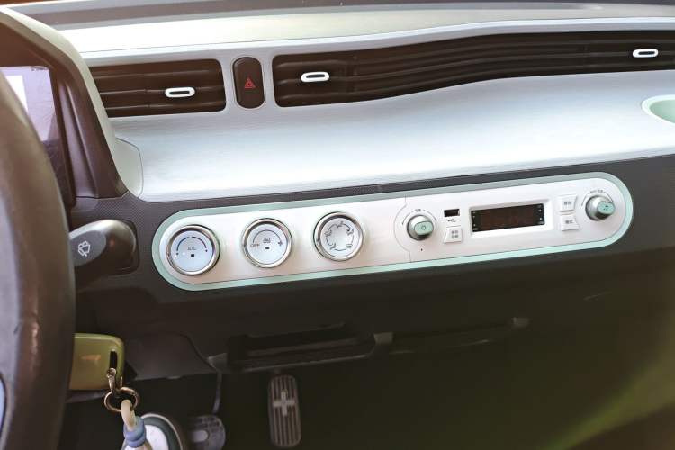 Used Wuling Hongguang MINIEV 2021 Macaron Premium Model – Lithium Iron Phosphate Audio And AC Panel