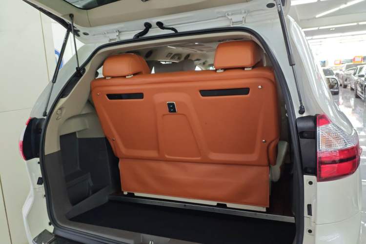 Used Toyota Sienna 2018 3.5L Two-Wheel Drive XLE 7-Seater U.S. Specification