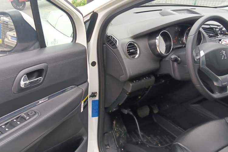 Used Peugeot 3008 2015 2.0L Automatic Classic Edition Driver Seat