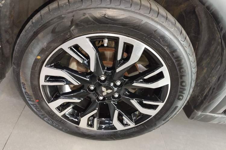 Used Mitsubishi Outlander 2019 2.4L 4x4 Zhi Xiang Edition 5 Seats China VI Standard Exterior 4