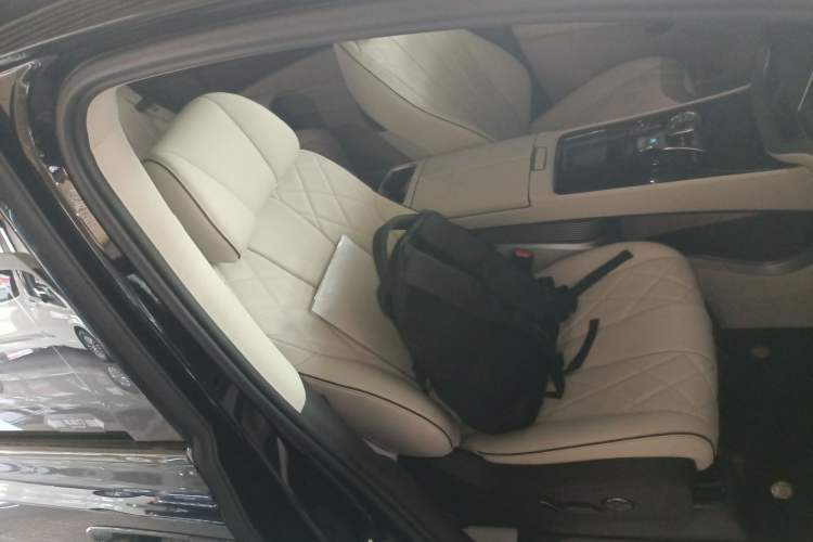 Used Denza D9 2024 DM-i 1050 Luxury Model
