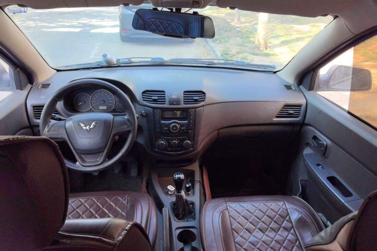 Used Wuling Hongguang 2014 1.2L Base Model China IV Center Console