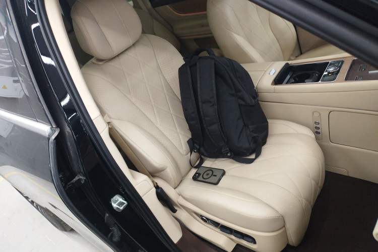 Used Hima AITO M9 2024 Range-Extended Ultra Version 42 kWh 6-Seater Model Right Front Seat