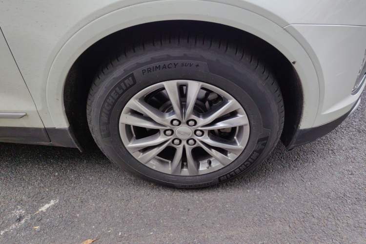 Used Cadillac XT5 2020 28T Luxury Version Right Front Wheel Hub