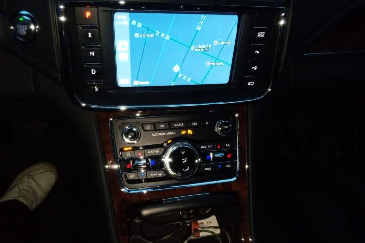 Used Lincoln Continental 2017 3.0T Four-Wheel Drive Prestige Edition Audio And AC Panel