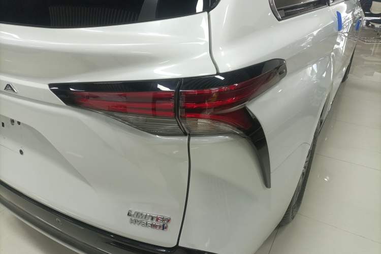 Used Toyota SIENNA 2021 2.5L Hybrid Premium Edition Right Rear Taillight