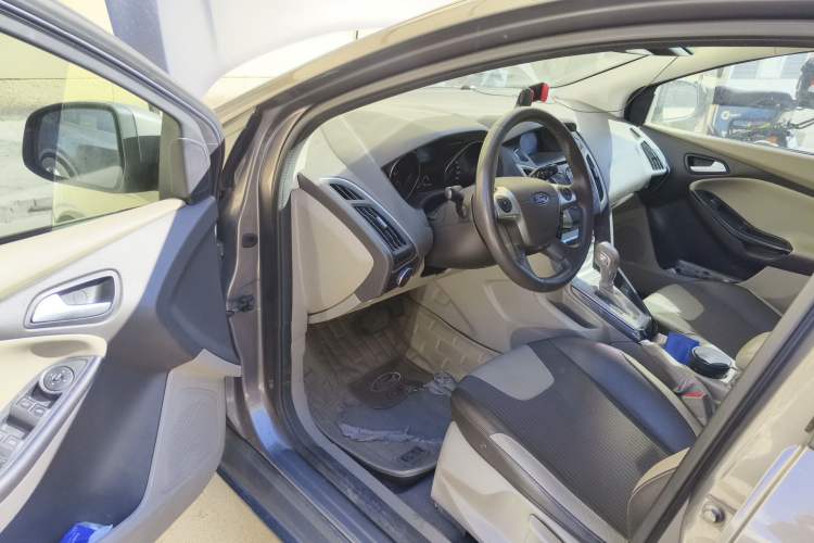 Used Ford Focus 2012 Sedan 1.6L Automatic Fashion Edition