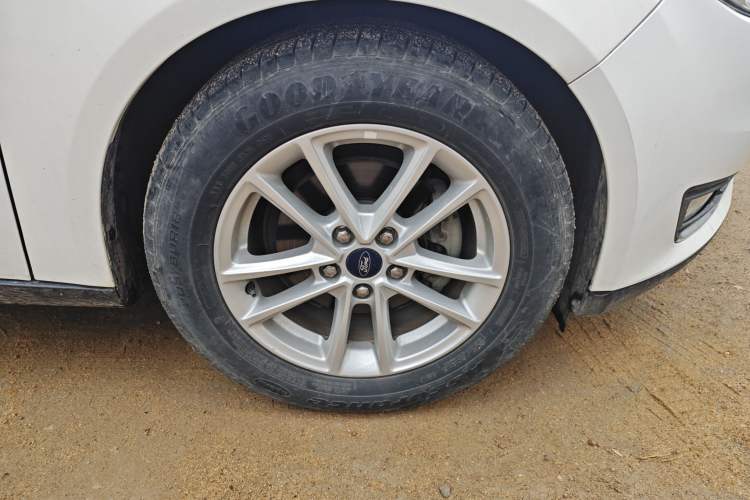 Used Ford Focus 2015 Sedan 1.6L Manual Fashion Edition