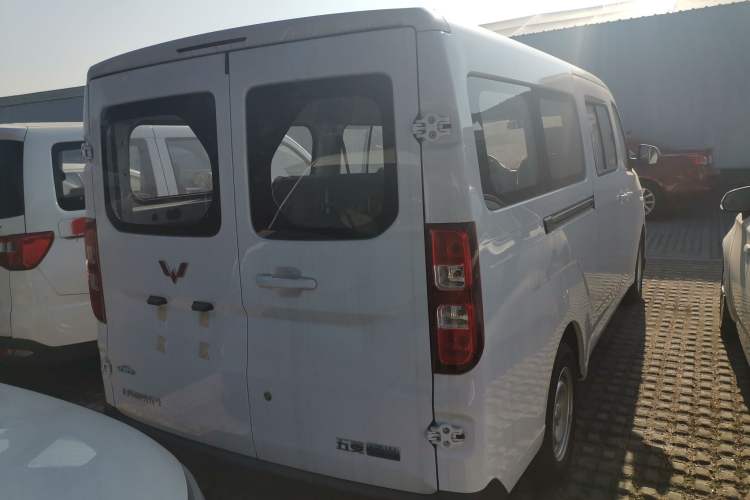 Used Wuling Yangguang 2024 300KM Comfort Version Passenger Van 75kW
