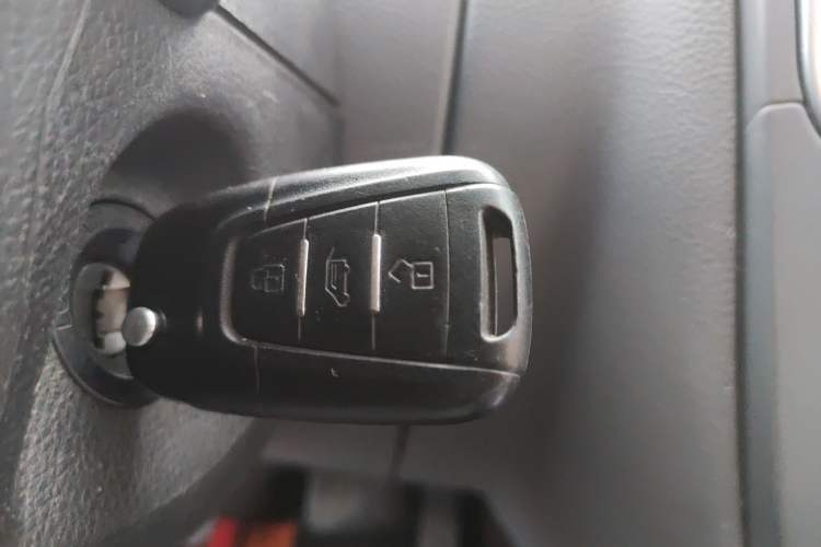 Used SAIC MAXUS Xintu V80 2019 2.5T Classic Model 6-Speed Manual Commercial Van with Short Wheelbase and Low Roof 9-Seater