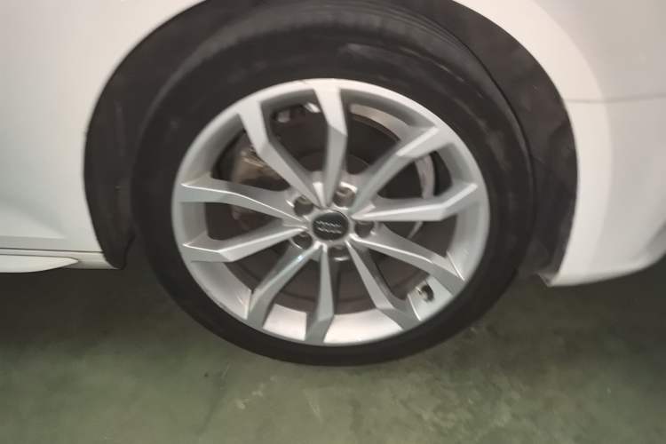 Used Audi A4L 2017 40 TFSI Style Edition Right Front Wheel Hub