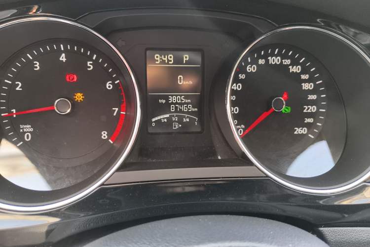 Used Volkswagen Sagitar 2018 1.6L Automatic Comfort Model Odometer Close Up