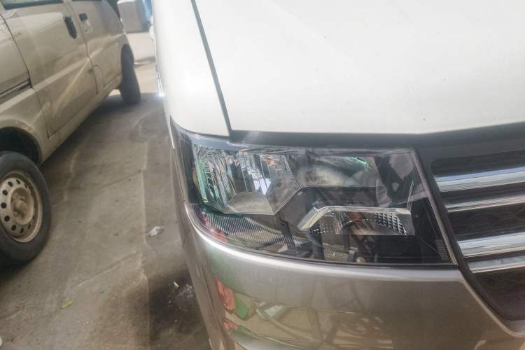 Used Jinbei New Hiace S 2023 1.5L Wealth Edition Passenger Van 5/6/7-Seater Non-Air-Conditioned Version SWC15M Right Front Headlight