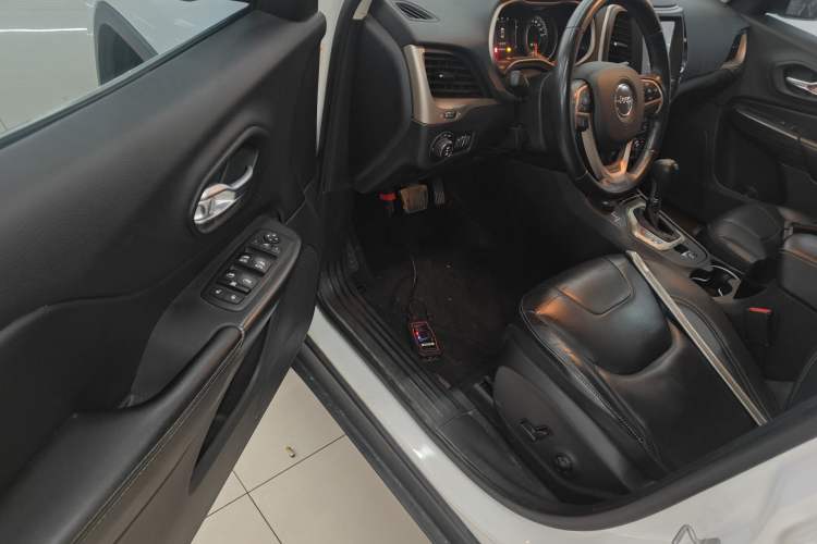 Used Jeep Cherokee 2016 2.4L Professional Edition Driver Seat