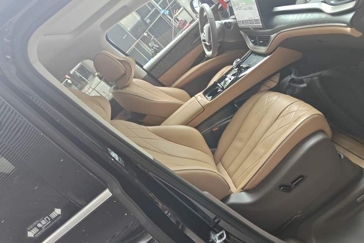 Used Denza D9 2022 DM-i 1040 Prestige Model
