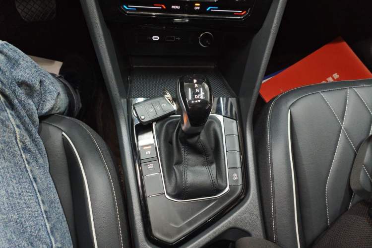 Used Volkswagen Tiguan L 2025 Model, Outstanding Version, 300TSI Automatic Two-Wheel Drive Longteng Edition
