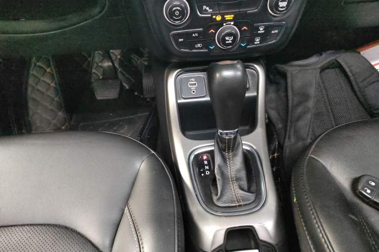 Used Jeep Compass 2017 200T Automatic Family Edition Gear Lever