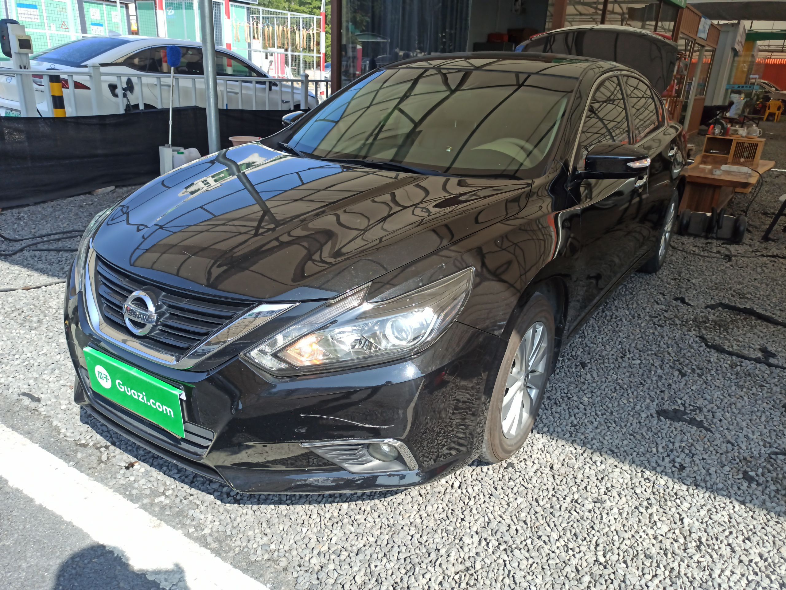 تحت مقدمة السيارة