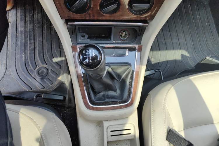 Used Volkswagen Lavida 2013 Restyled Classic 1.6L Manual Comfort Edition Gear Lever