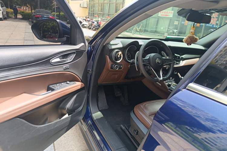 Used Alfa Romeo Stelvio 2017 2.0T 280HP Luxury Edition Driver Seat