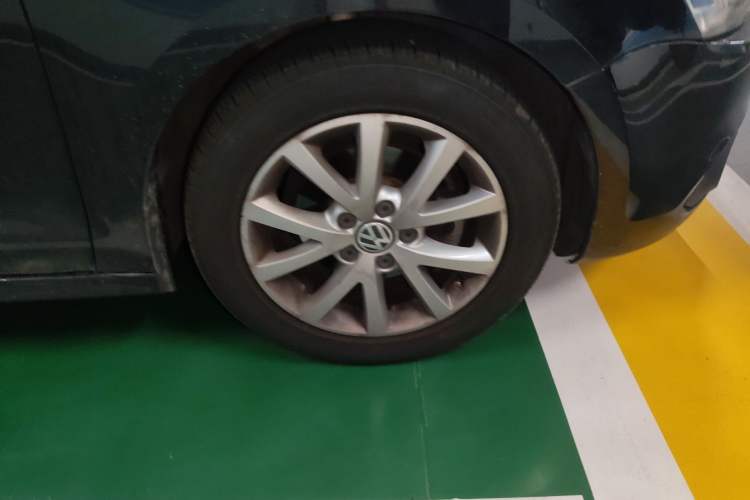 Used Volkswagen Sagitar 2012 1.6L Automatic Comfort Edition Right Front Wheel Hub