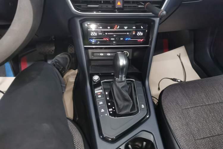 Used Volkswagen Tharu 2023 300TSI Two-Wheel-Drive Full Moon Edition Gear Lever