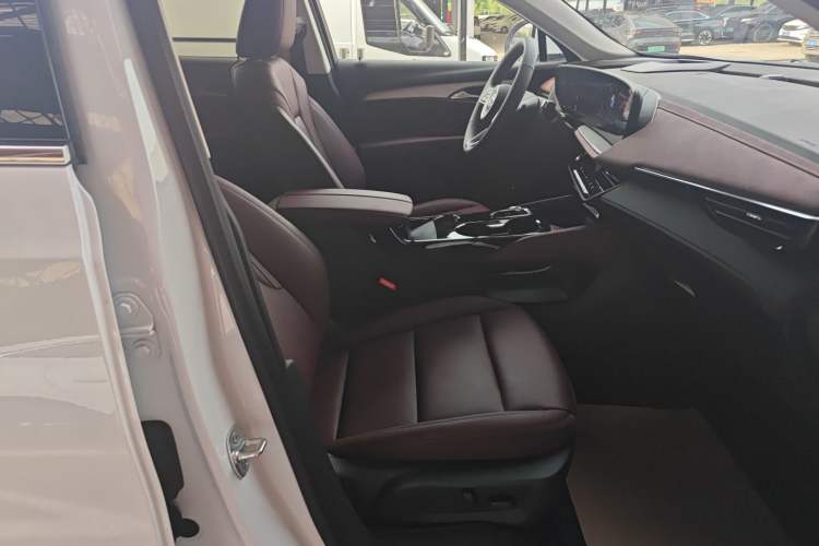 Used Buick Envision 2026 Model Range: Equinox S 25T Enjoyment Platinum Edition
