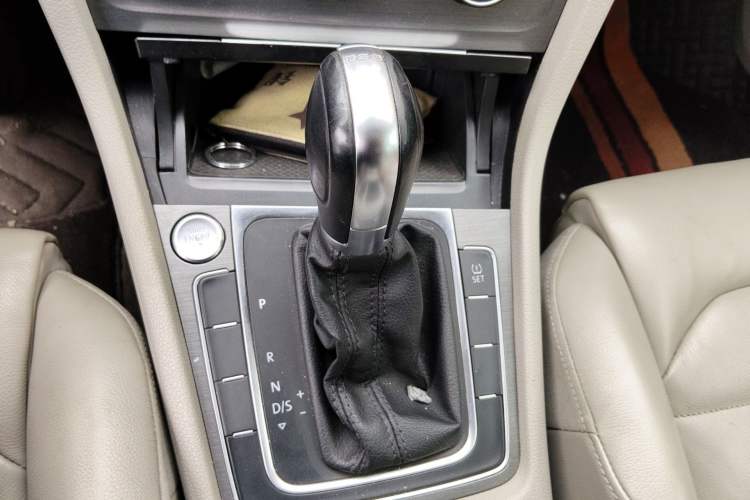 Used Volkswagen Golf 2014 1.4TSI Automatic Luxury Model Gear Lever