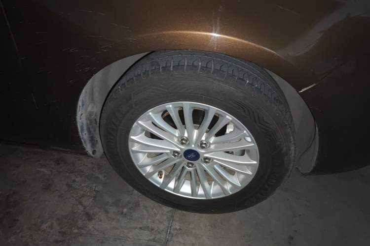 Used Ford Escort 2015 1.5L Automatic Comfort Edition Right Front Wheel Hub