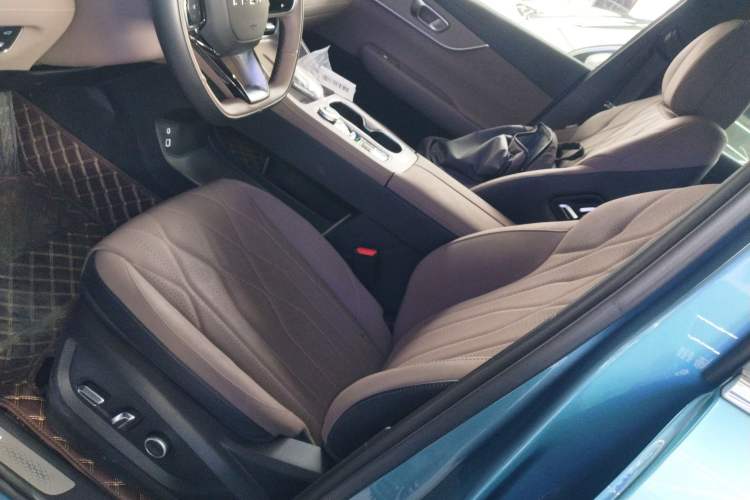 Used Chery Tiggo 8 PLUS C-DM 2025 1.5T 116 km Prestige Version 5 Seats
